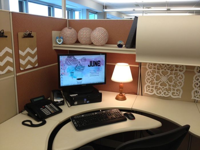 How to decorate your cubicle at office